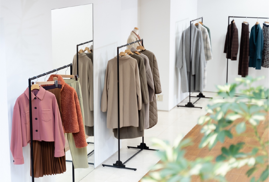 幾つもの洋服掛けに掛けられた数多くの洋服